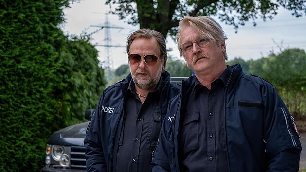 Die Polizisten-Brüder Jürgen Benz (Steffen Münster, links) und Rolf Benz (Detlev Buck) haben ein Geheimnis.
