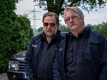 Die Polizisten-Brüder Jürgen Benz (Steffen Münster, links) und Rolf Benz (Detlev Buck) haben ein Geheimnis.