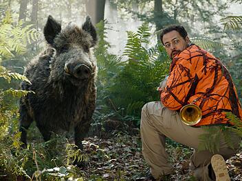 Im Wald hinter seinem neuen Haus trifft Simon (Hakim Jemili) ungeahnt auf ein Wildschwein.