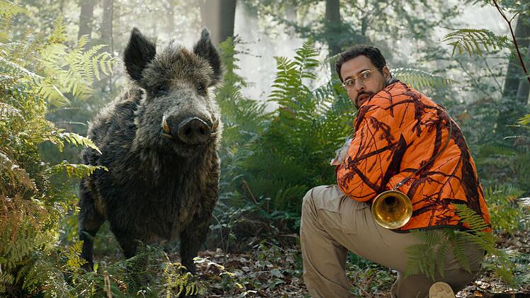 Im Wald hinter seinem neuen Haus trifft Simon (Hakim Jemili) ungeahnt auf ein Wildschwein.