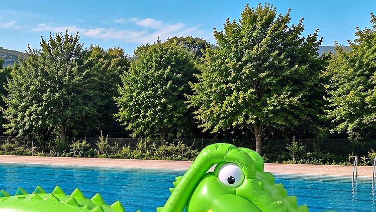 Im Sportbecken wartet eine Wasserkletterburg auf die Kids. Julia Milberger