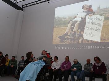 Fotograf Christoph Lilge (links) spricht mit Jürgen Starklauf über die Bedeutung seines Motivs. Foto: Barbara Herbst