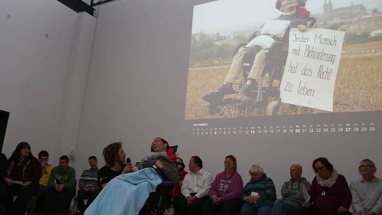 Fotograf Christoph Lilge (links) spricht mit Jürgen Starklauf über die Bedeutung seines Motivs. Foto: Barbara Herbst