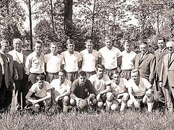 Die Meister des FC Kronach in der Bezirksliga-Saison 1966/67: (stehend von links) Schriftführer Heinz Unger, Hauptkassier Georg Kempf, 2. Spielleiter Ferdinand Krebs, Bürgermeister Konrad Popp, Karl Fößel, Willi Graf, Klaus Wachter, Günter Höfner, Manfred Weber, Hubert Landeck, Spielleiter Toni Beiergrößlein, Trainer Richard Mohnkorn, 2. Vorsitzender Heinz Grebner, Ausschussmitglied Heinz Rauscher und Vorsitzender Josef Messelberger; (kniend von links) Rolf Kaul, Hans Bauer, Lorenz Mayer, Hel...