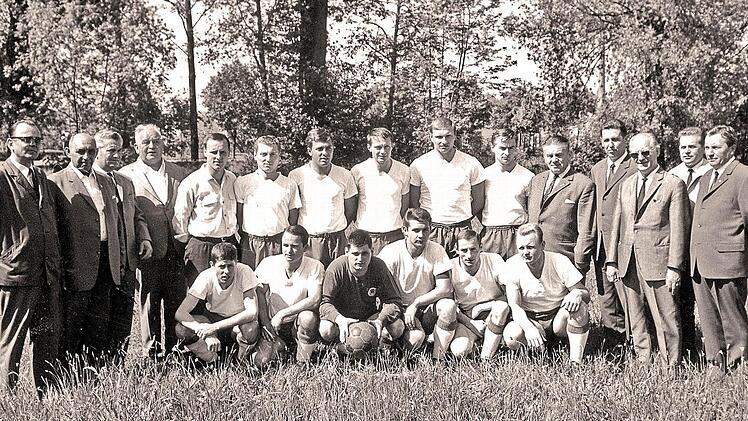Die Meister des FC Kronach in der Bezirksliga-Saison 1966/67: (stehend von links) Schriftführer Heinz Unger, Hauptkassier Georg Kempf, 2. Spielleiter Ferdinand Krebs, Bürgermeister Konrad Popp, Karl Fößel, Willi Graf, Klaus Wachter, Günter Höfner, Manfred Weber, Hubert Landeck, Spielleiter Toni Beiergrößlein, Trainer Richard Mohnkorn, 2. Vorsitzender Heinz Grebner, Ausschussmitglied Heinz Rauscher und Vorsitzender Josef Messelberger; (kniend von links) Rolf Kaul, Hans Bauer, Lorenz Mayer, Hel...