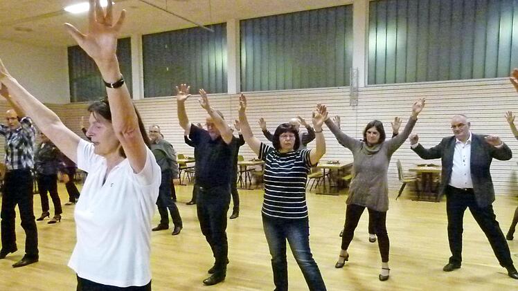 Die Tanzsportabteilung der Spvgg präsentierte Schritte und Bewegungen bei verschiedenen Tanzsportarten.  Foto: Lothar Weidner