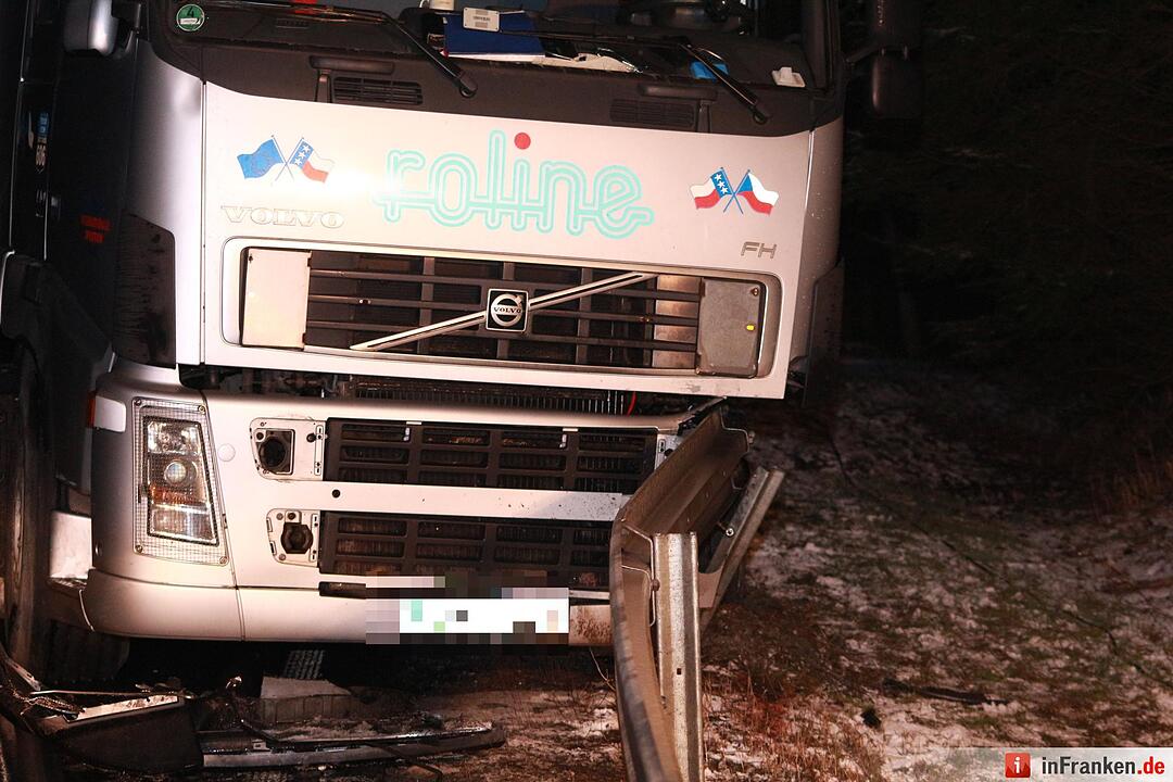 Drei Verletzte bei Unfall auf ploetzlich winterglatten Bundesstrasse