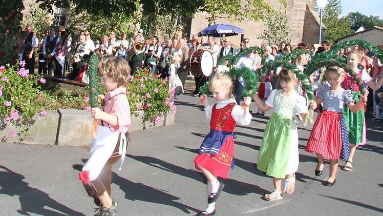 Der Tanz der Lindenkinder war auch in diesem Jahr der absolute Höhepunkt der Mangersreuther Kerwa. Foto: Sonny Adam
