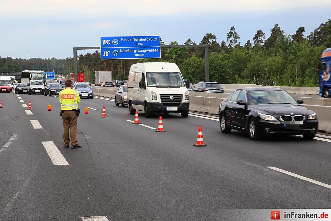 Unfall mit mehreren Fahrzeugen auf der A6 bei Nürnberg-Langwasser