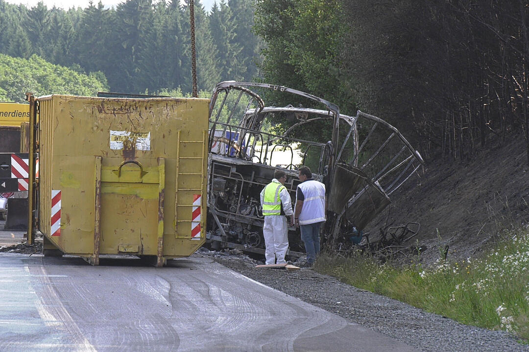 Busunglück Münchberg: Buswrack von A9 geborgen