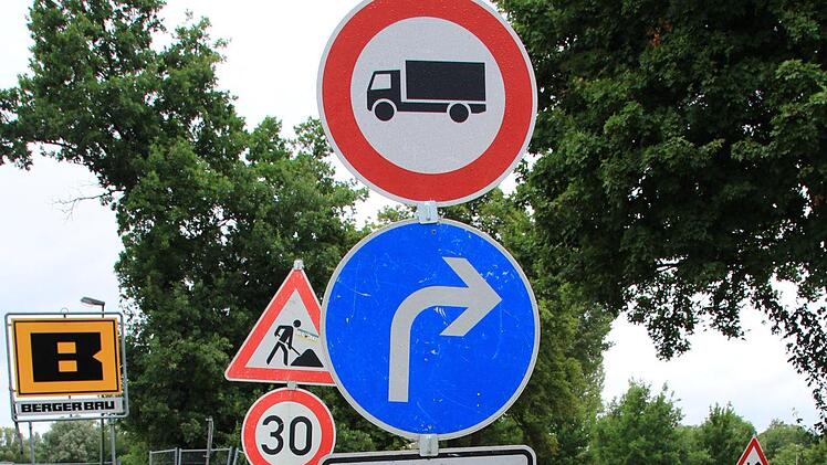 Ein Schilderwald weist den Weg über die Aischwiesen in Höchstadt.