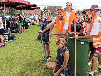 Freizeitmannschaftetn tobten sich gleich auf der neuen Sportanlage mit Soccer-Feld und Beachvolleyplatz aus. Fotos: Evi Seeger