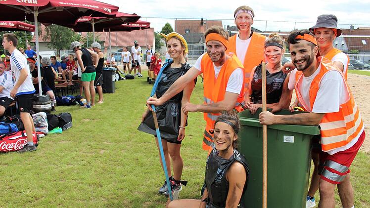 Freizeitmannschaftetn tobten sich gleich auf der neuen Sportanlage mit Soccer-Feld und Beachvolleyplatz aus. Fotos: Evi Seeger