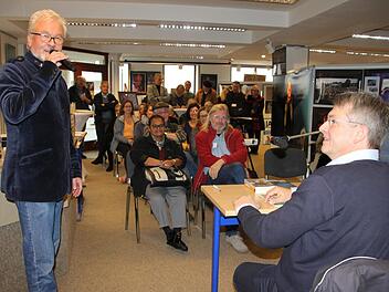 Helmut Ölschlegel (links) und Thomas Kraft (rechts sitzend) bei der gemeinsamen musikalischen Lesung am Sonntag.    Foto: Ralf Kestel