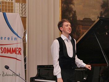 Beifall für perlende Arpeggien: Luitpoldpreisträger Julian Trevelyan.Werner Vogel