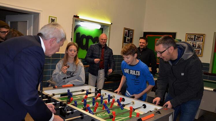 Der Landrat zeigte sein Können am Kicker. Foto: Andrea Spörlein