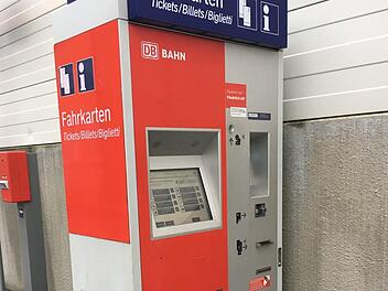 Dieser Fahrkartenautomat auf dem Bahnhofsgelände in Zapfendorf war zusammen mit der Infotafel gleich in der Nähe, Ziel einer weiteren Attacke - an Neujahr  und mit Eiern.Foto: Anette Schreiber