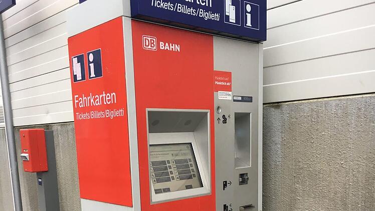 Dieser Fahrkartenautomat auf dem Bahnhofsgelände in Zapfendorf war zusammen mit der Infotafel gleich in der Nähe, Ziel einer weiteren Attacke - an Neujahr  und mit Eiern.Foto: Anette Schreiber