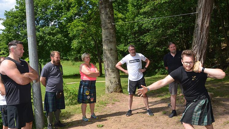 Am 20 Juli treten die Clans im Kilt gegeneinander an und verbreiten schottisches Flair in Haard. Foto: Peter Rauch