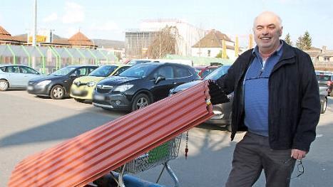 Alois Eberl (65) wäre nicht zum Baumarkt gefahren, wenn es nicht nötig gewesen wäre. Er muss dringend das Dach seines Bienenhauses reparieren. Fotos: Sonny Adam