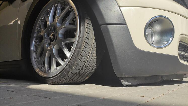 Da passt ja nicht mal mehr ein Regenwurm drunter: Wenn Fahrzeuge wie dieser Mini gegen sämtliche Regeln verstoßen, zieht sie die Polizei sofort aus dem Verkehr.
