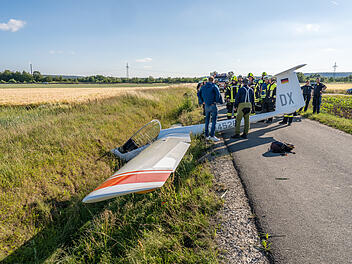 Buttenheim (Kreis Bamberg): Dreifache Notlandung - Segelflieger kracht neben A73 in Feld