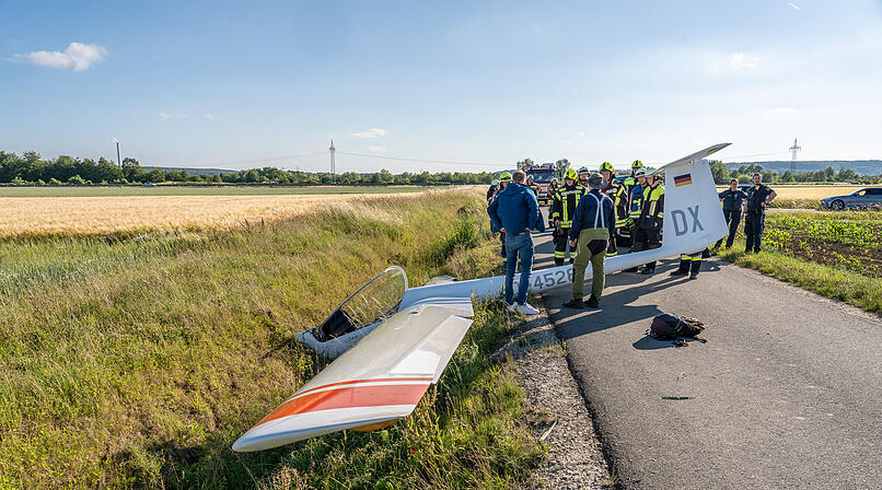 Buttenheim (Kreis Bamberg): Dreifache Notlandung - Segelflieger kracht neben A73 in Feld