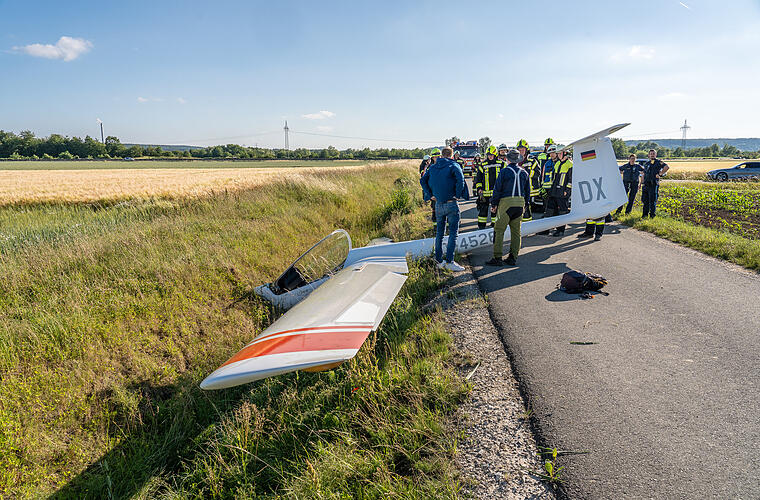 Buttenheim: Drei Segelflieger müssen notlanden - nur Meter neben A73