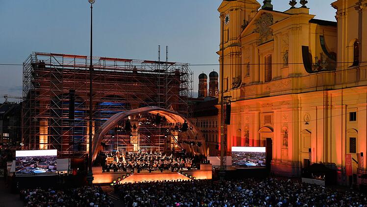 Impression von der "Klassik am Odeonsplatz" im vergangenen Jahr. Zurzeit wird die Feldherrnhalle restauriert - eine Herausforderung an die Technik, doch die abendliche Stimmung wird nicht gest&ouml;rt.