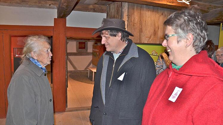 Wenn Irmgard Schmidt(l.) bei Erzählungen von früher ins Schwärmen kam, waren die Museumsbesucher sichtlich begeistert.