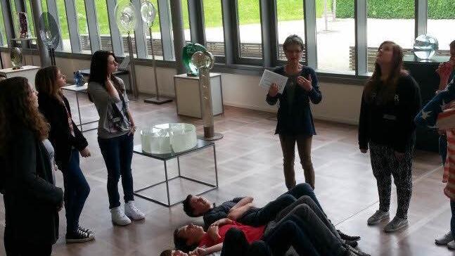 ...entspannen einige Mitschüler unter einem wunderschönen Kunstwerk aus Glas. Foto: Pia Kestel