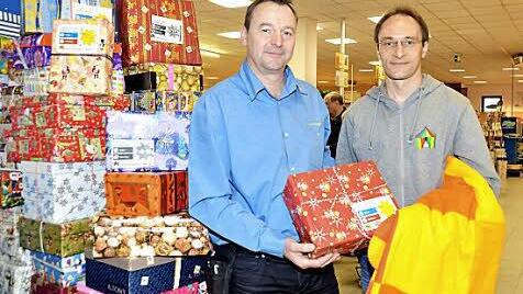 Vom Kissinger E-Center aus gehen diese weit über 100 Weihnachtspäckchen und Decken direkt an die Ärmsten der Armen in Rumänien. Klaus Rüttger (links) vom E-Center hat die Päckchen gesammelt und auch privat einige beigesteuert, Kai Handel (rechts) vom Verein "Das kunterbunte Kinderzelt" bringt sie zusammen mit weiteren 5000 Päckchen direkt nach Rumänien. Foto: Peter Rauch