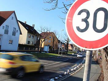 In Adelsdorf herrscht auf fast allen Straßen die Tempo-30-Vorschrift. Unter einigen Anwohnern regt sich Ärger über Fahrer, die sich nicht daran halten. Foto: Christian Bauriedel