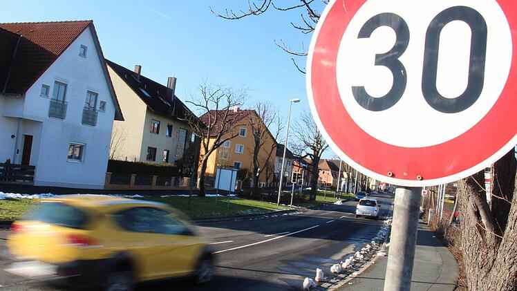 In Adelsdorf herrscht auf fast allen Straßen die Tempo-30-Vorschrift. Unter einigen Anwohnern regt sich Ärger über Fahrer, die sich nicht daran halten. Foto: Christian Bauriedel