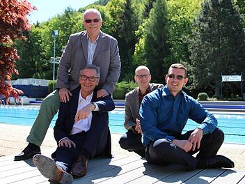 Die neuen Sonnendecks machen das Kulmbacher Freibad noch ein bisschen schöner. Von links: Stadtwerke-Chef Stephan Pröschold, Lothar Seyfferth als Vertreter der Stadt Kulmbach, Oliver Voß von den Stadtwerken und Sascha Seitz, Leiter der Freizeitanlagen. Fotos: Katharina Müller-Sanke
