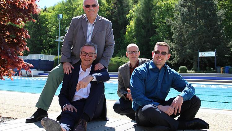 Die neuen Sonnendecks machen das Kulmbacher Freibad noch ein bisschen schöner. Von links: Stadtwerke-Chef Stephan Pröschold, Lothar Seyfferth als Vertreter der Stadt Kulmbach, Oliver Voß von den Stadtwerken und Sascha Seitz, Leiter der Freizeitanlagen. Fotos: Katharina Müller-Sanke