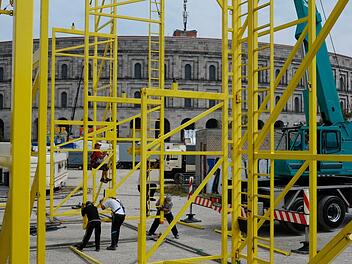Die Wilde Maus wird aufgebaut. Fotos: Pelke