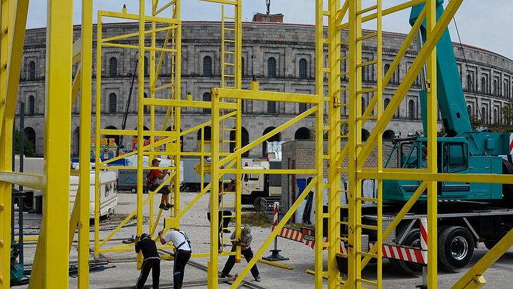 Die Wilde Maus wird aufgebaut. Fotos: Pelke