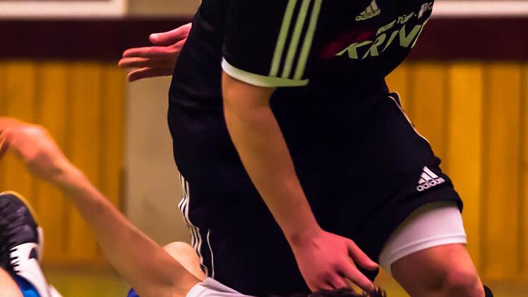 Der Sander Sven Wieczorek (oben) l&auml;sst sich im Finale nicht aufhalten.