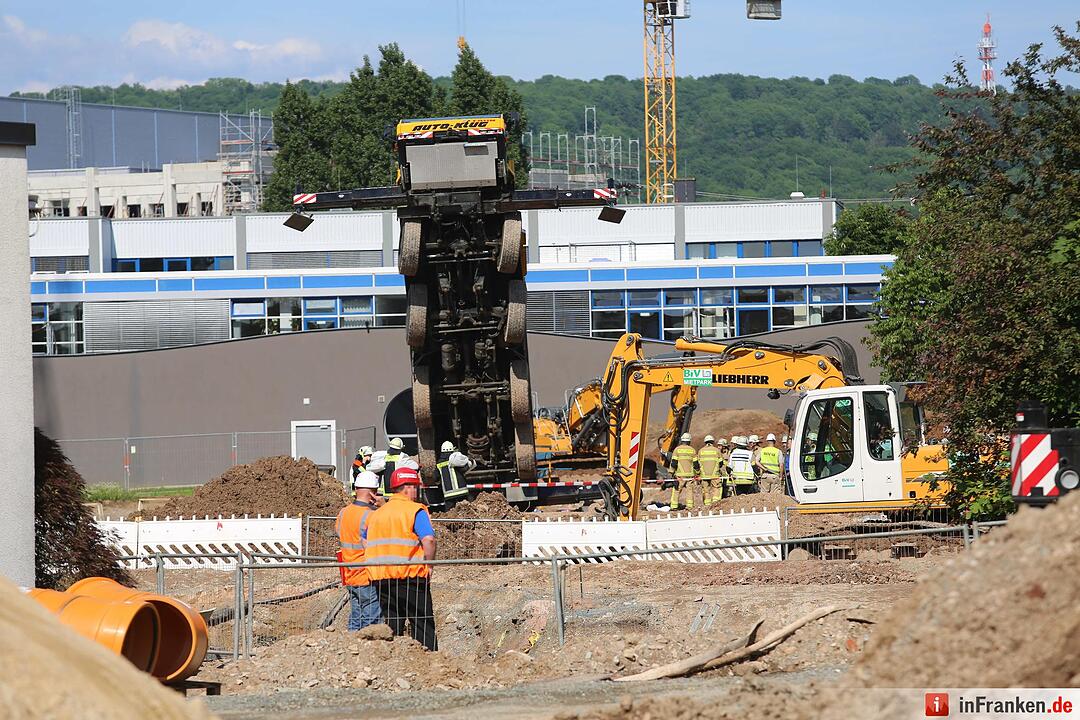 Autokran auf Baustelle in Bayreuth umgestürzt