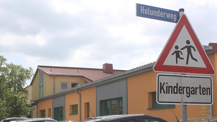 Das Aufstocken des Kindergartens in der Prälat-Meixner-Straße ist eine der Optionen, die derzeit vom Gemeinderat geprüft werden, um dem gestiegenen Bedarf gerecht zu werden. Foto: Matthias Einwag