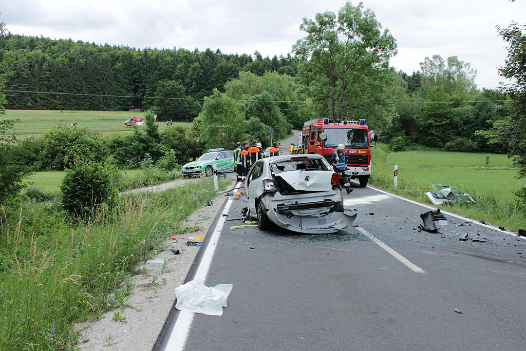 Kreis Forchheim: Autos kollidieren frontal auf B2 bei Betzenstein