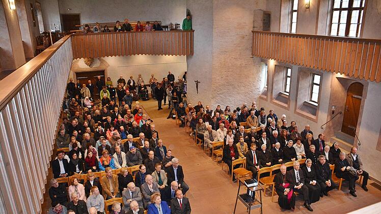 Zahlreiche Gäste waren zur Segnung und Vorstellung nach Maria Bildhausen gekommen, darunter auch Schwestern der St. Josefskongregation aus Ursberg. Foto: Friedrich