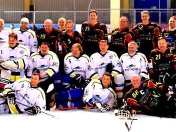 Alle Spieler passen nicht ins Format: Das Legendenspiel der Mighty Dogs gegen die Bad Kissinger zog wieder zahlreiche "Oldstars" an. Foto: Robert Fischer
