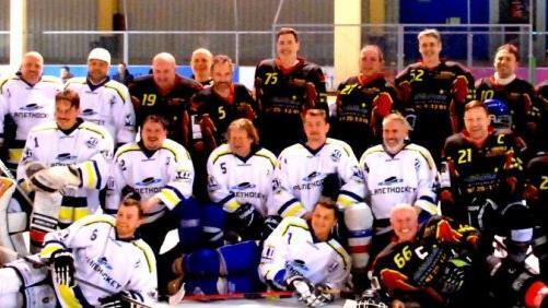 Alle Spieler passen nicht ins Format: Das Legendenspiel der Mighty Dogs gegen die Bad Kissinger zog wieder zahlreiche "Oldstars" an. Foto: Robert Fischer