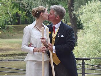Am Parkteich in der Nähe von Schloss Friedenstein in Gotha pflanzte das Brautpaar eine Linde - anschließend gab es auch hier einen Kuss.Daniela Pondelicek