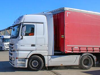 Viel zu schnell und unter Drogen: Ein Lkw-Fahrer besch&auml;ftigte am Mittwoch auf der A3 die Polizei. Symbolbild: PolizeiHagen/dpa