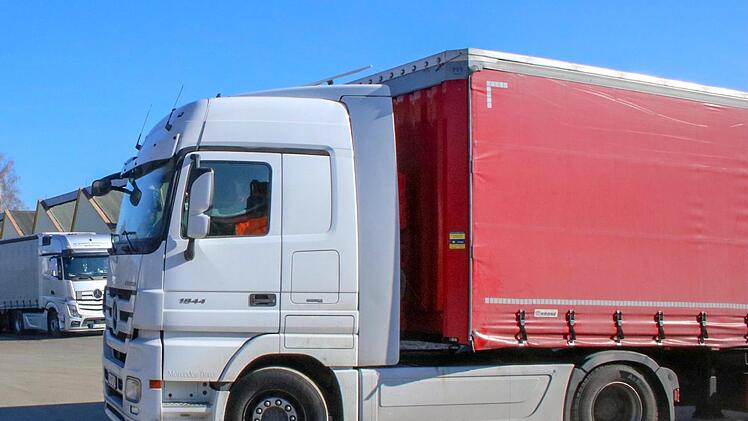 Viel zu schnell und unter Drogen: Ein Lkw-Fahrer beschäftigte am Mittwoch auf der A3 die Polizei. Symbolbild: PolizeiHagen/dpa