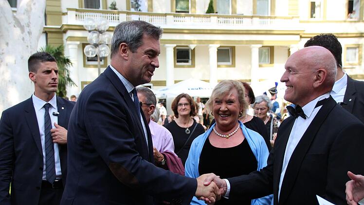 Händeschütteln mit dem Ministerpräsidenten.  Foto: Benedikt Borst