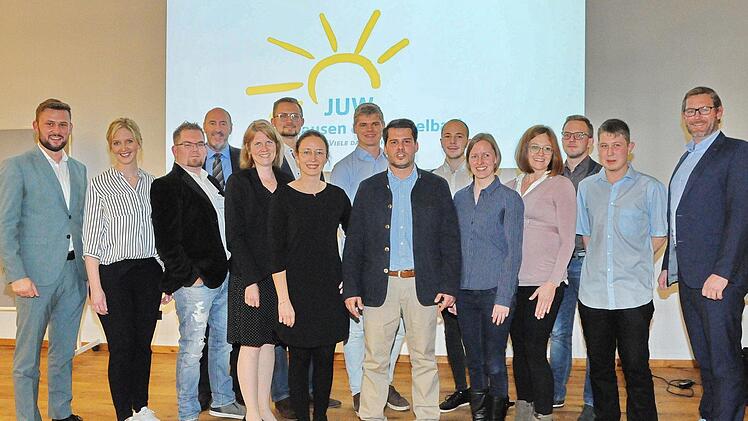 Die Kandidaten der Jungen  Unabhängigen Wählergemeinschaft Hausen wollen für ein modernes, offenes Hausen  eintreten;  mit auf dem Bild  sind Elisabeth Simmerlein (Zweite von links) sowie Bürgermeisterkandidat Thomas Schmitt (rechts). Foto: Karl Heinz Wirth
